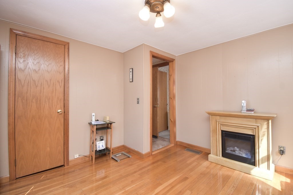 44 Holy Cross Street Springfield, MA 01104 - Photo 17 of 34