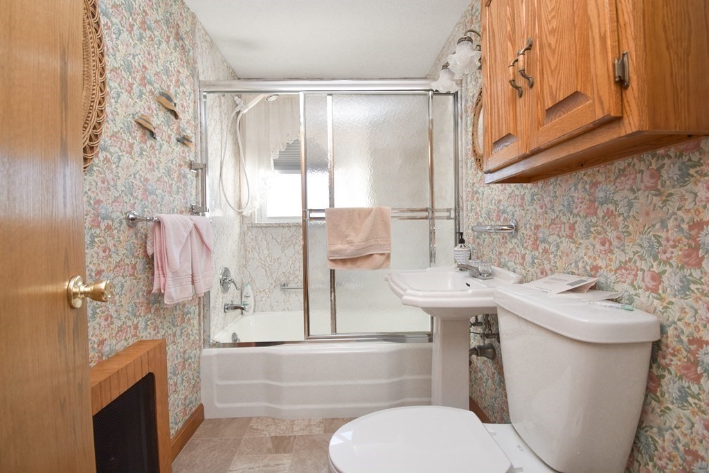 44 Holy Cross Street Springfield, MA 01104 - Photo 18 of 34