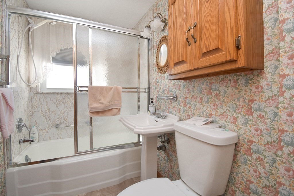 44 Holy Cross Street Springfield, MA 01104 - Photo 19 of 34