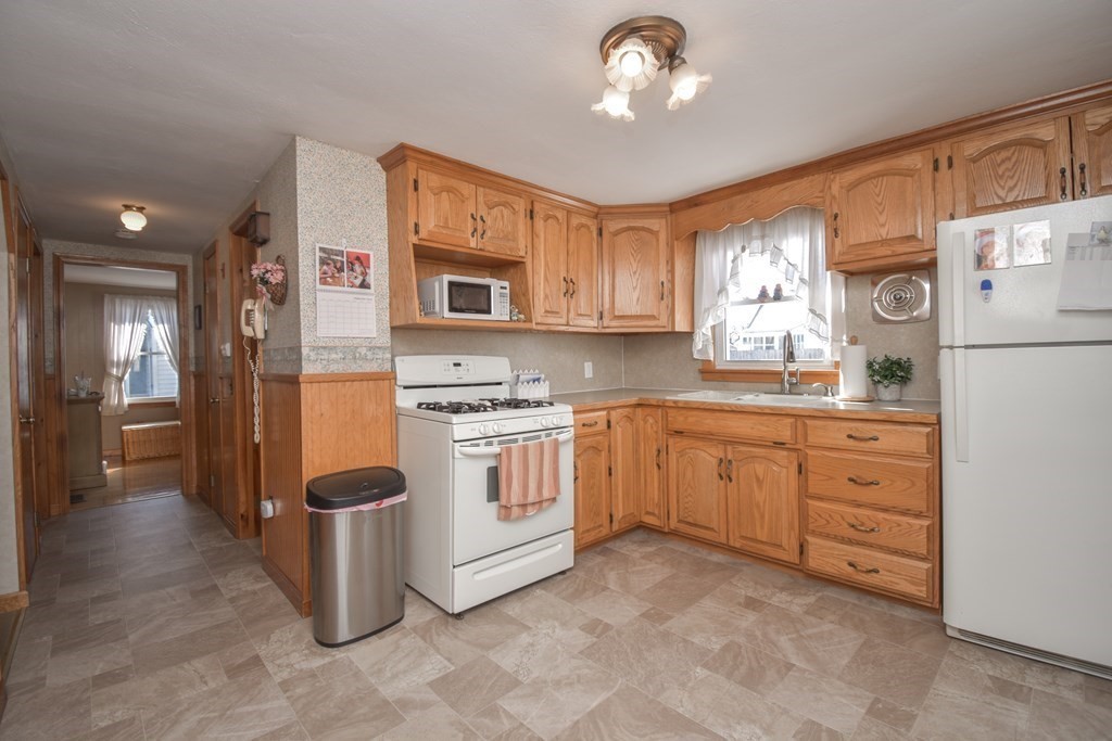 44 Holy Cross Street Springfield, MA 01104 - Photo 2 of 34