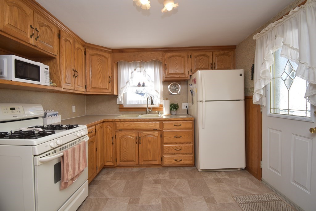 44 Holy Cross Street Springfield, MA 01104 - Photo 3 of 34