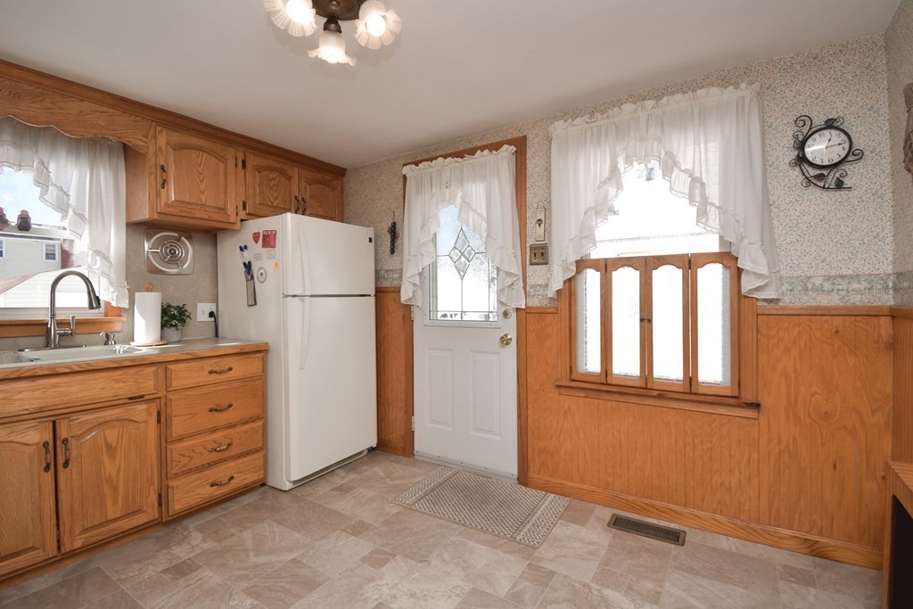 44 Holy Cross Street Springfield, MA 01104 - Photo 4 of 34
