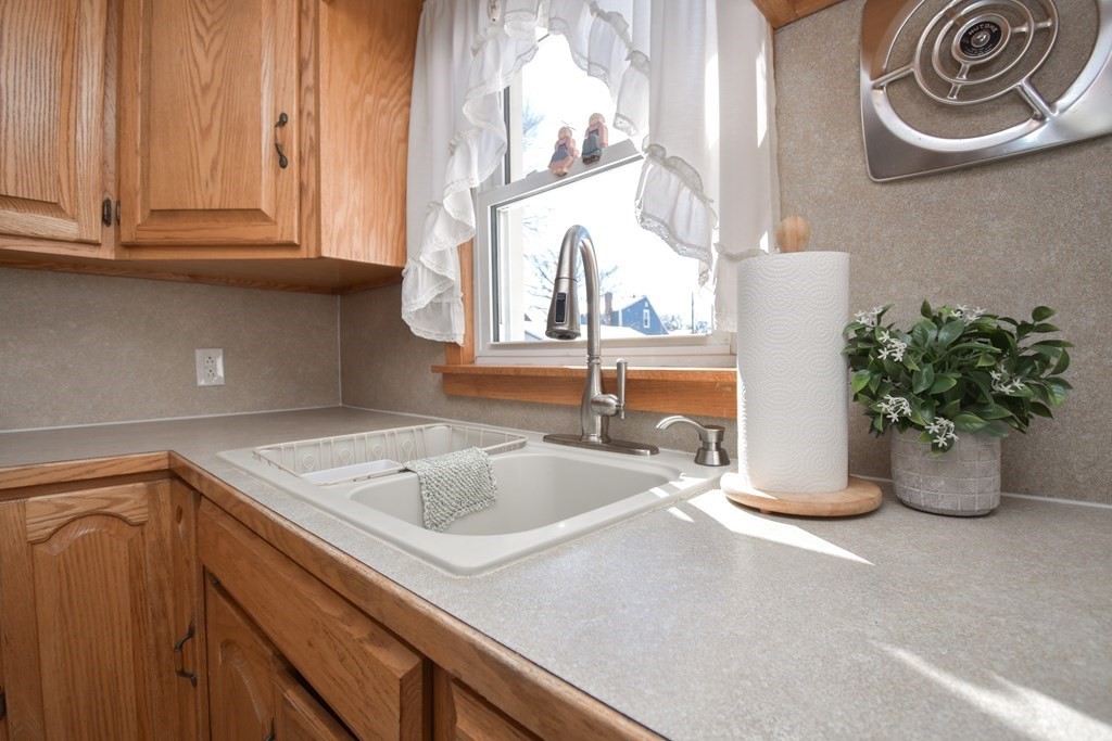 44 Holy Cross Street Springfield, MA 01104 - Photo 5 of 34