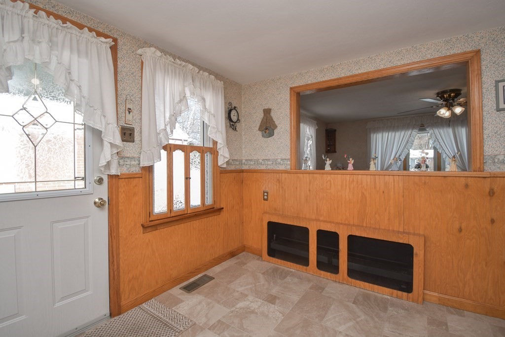 44 Holy Cross Street Springfield, MA 01104 - Photo 6 of 34