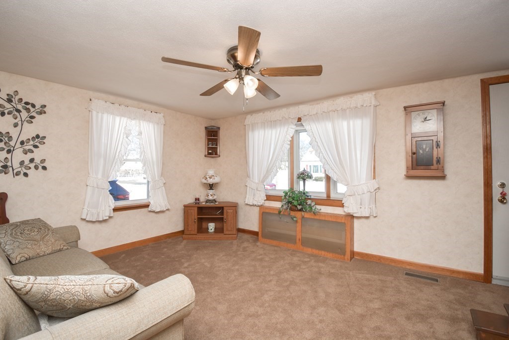 44 Holy Cross Street Springfield, MA 01104 - Photo 8 of 34