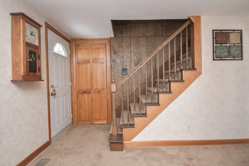 44 Holy Cross Street Springfield, MA 01104 - Photo 10 of 34