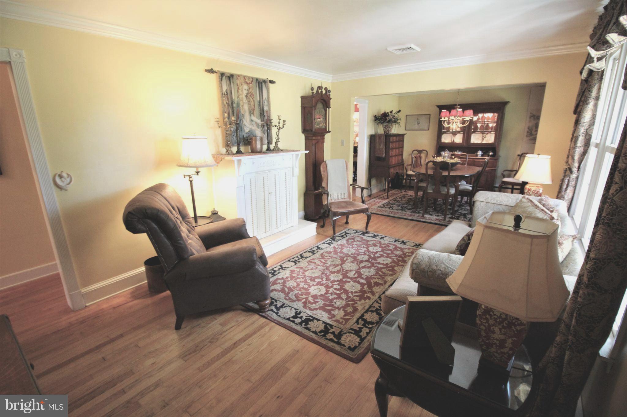 835 Spring City Road Phoenixville, PA 19460 - Photo 8 of 47 Living room