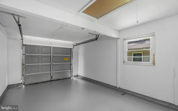 a view of an empty room with a empty shelves