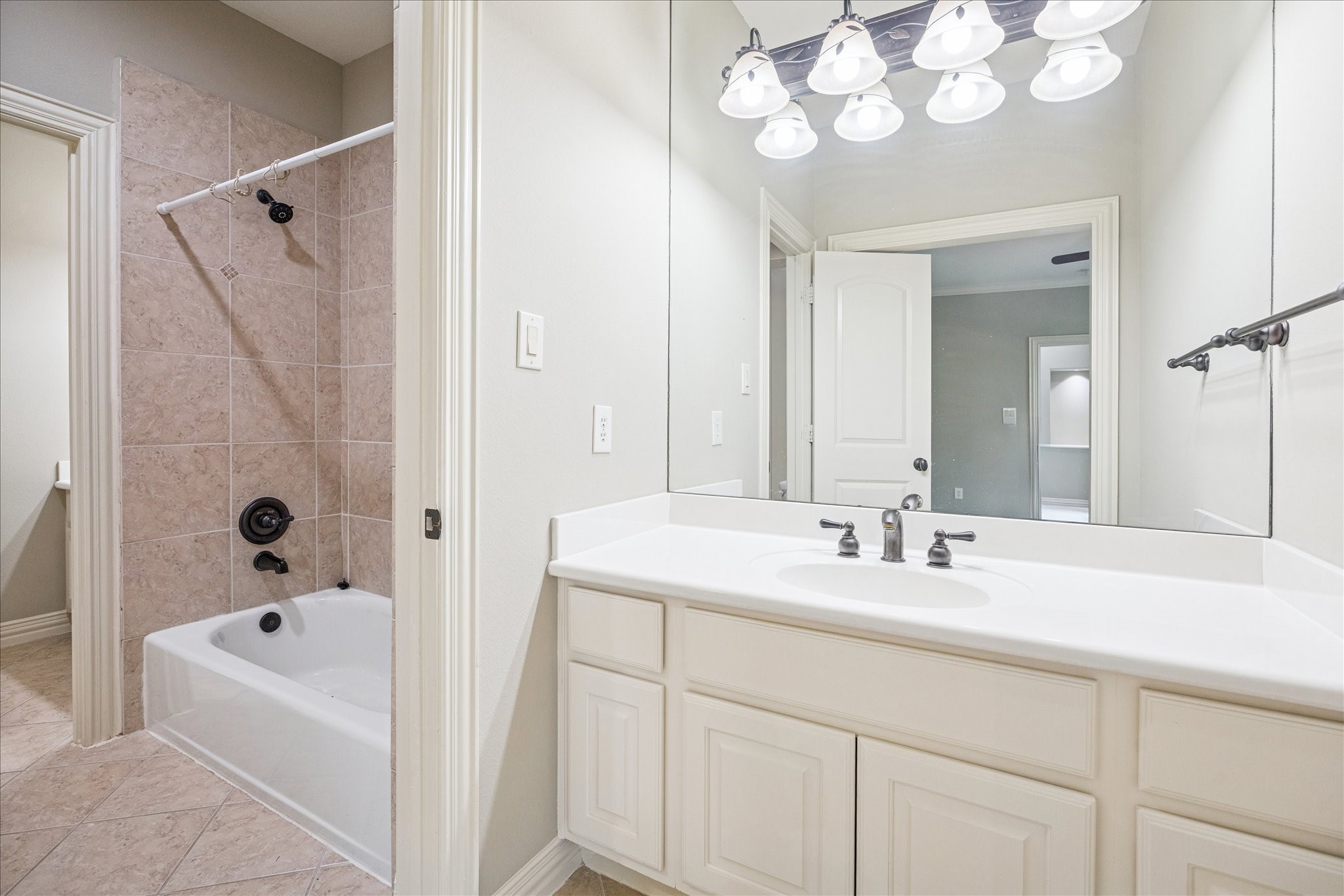 2 Schwab Lane Houston, TX 77055 - Photo 19 of 27 a bathroom with a sink a large mirror and a bathtub