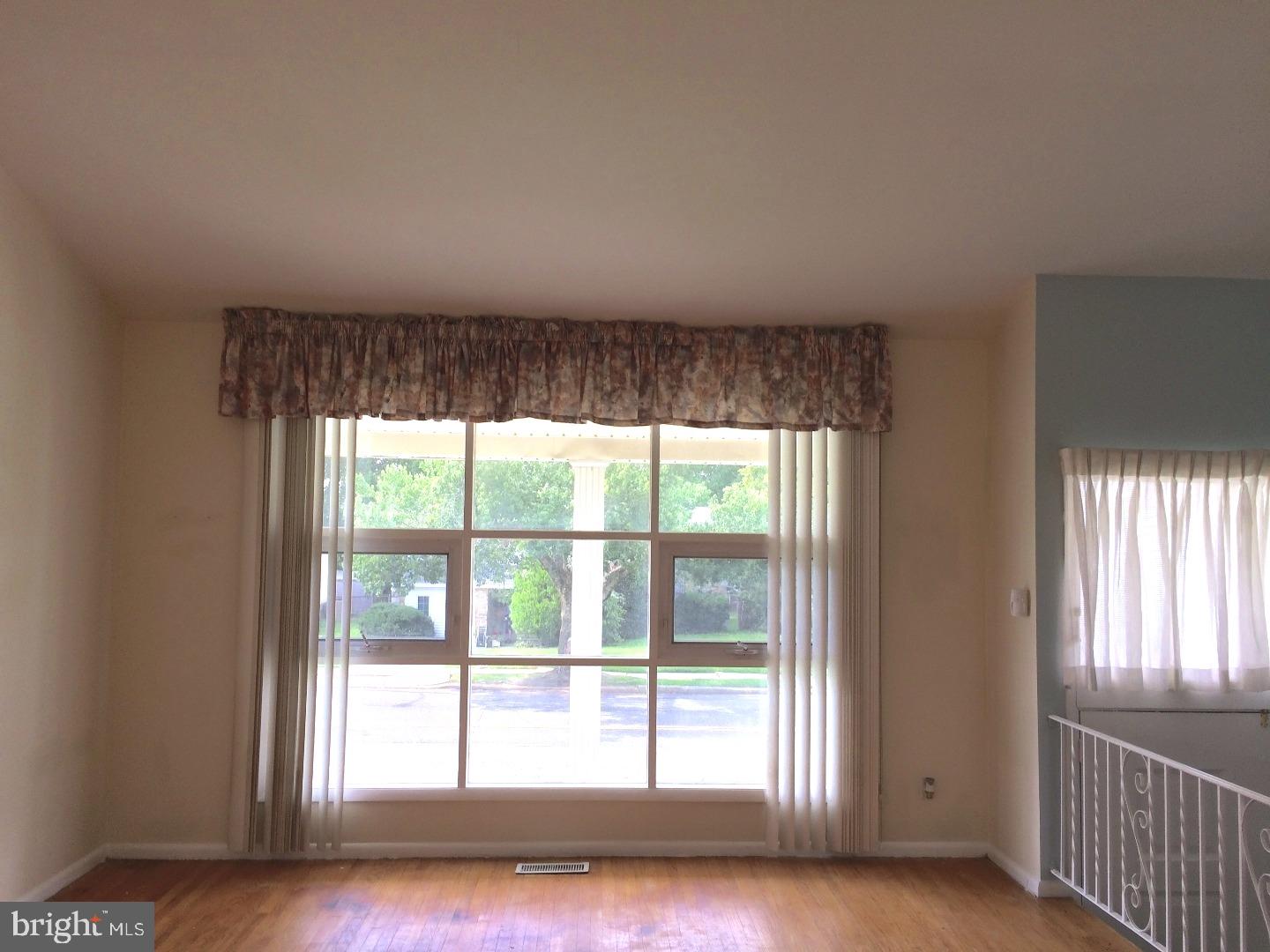 9729 Morefield Road Philadelphia, PA 19115 - Photo 2 of 21 Living Room