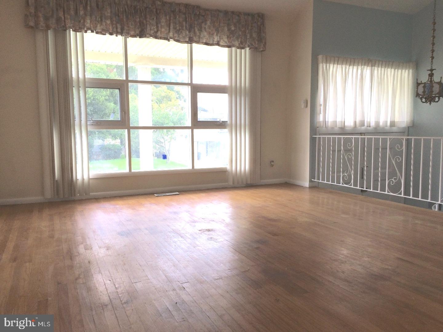 9729 Morefield Road Philadelphia, PA 19115 - Photo 3 of 21 Living Room