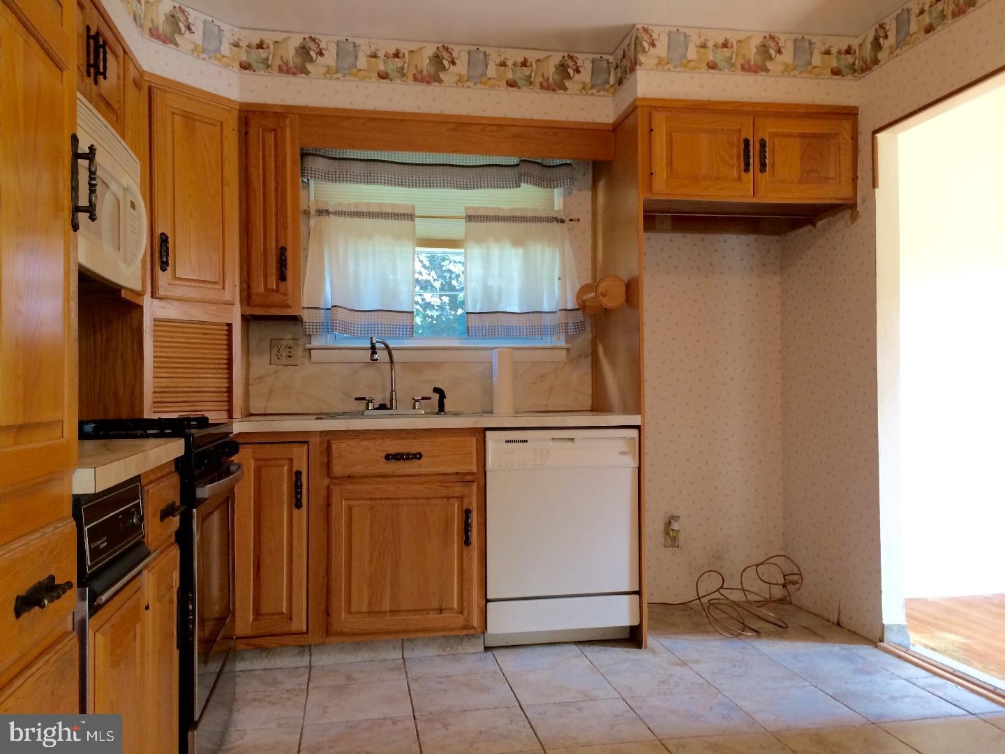 9729 Morefield Road Philadelphia, PA 19115 - Photo 6 of 21 Kitchen