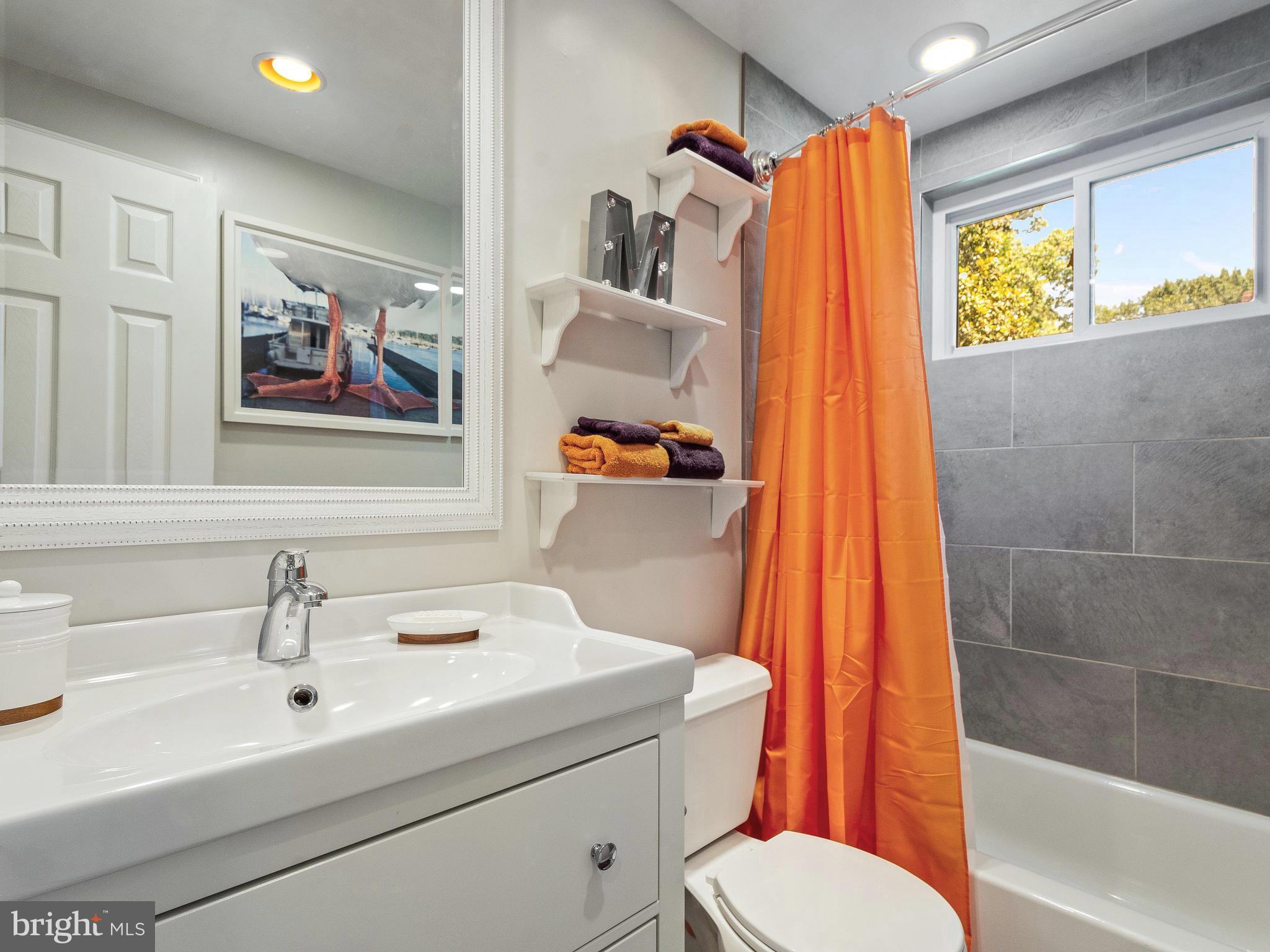 11327 Rolling House Road Rockville, MD 20852 - Photo 40 of 51 Hall Bath