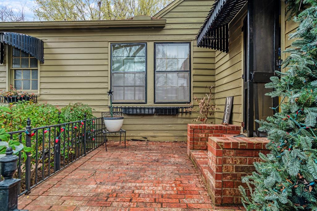 824 South Main Street Paris, TX 75460 - Photo 16 of 18 a view of house with backyard and sitting area