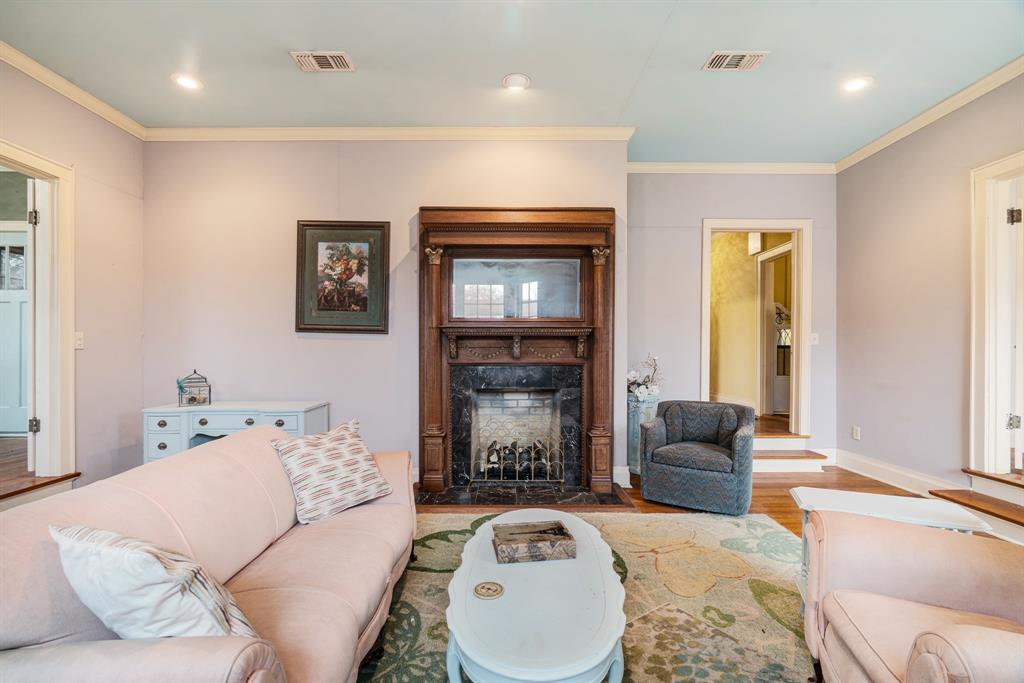 824 South Main Street Paris, TX 75460 - Photo 4 of 18 a living room with furniture and a window