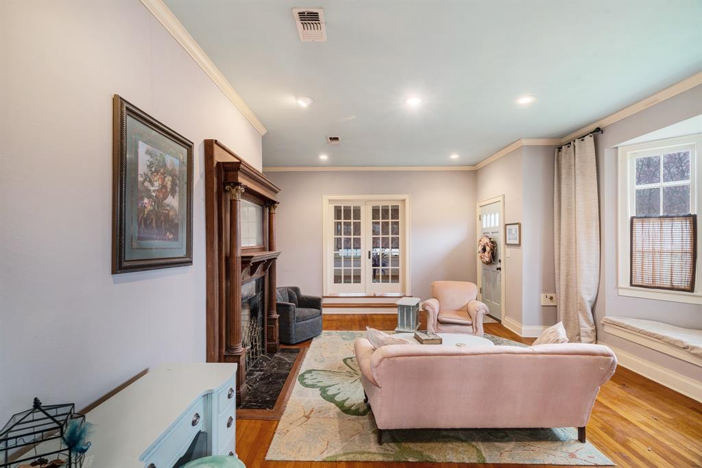824 South Main Street Paris, TX 75460 - Photo 5 of 18 a living room with furniture and a window