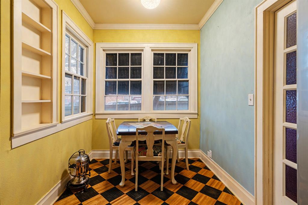 824 South Main Street Paris, TX 75460 - Photo 7 of 18 a dining room with a table and chairs