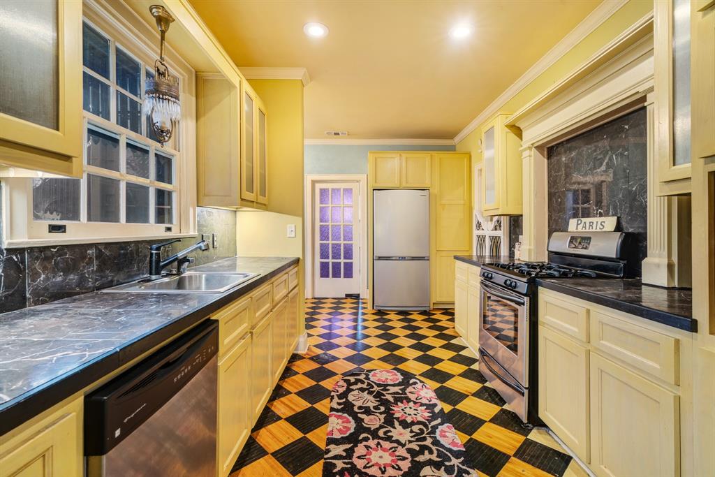 824 South Main Street Paris, TX 75460 - Photo 10 of 18 a kitchen with granite countertop stainless steel appliances a sink and counter space