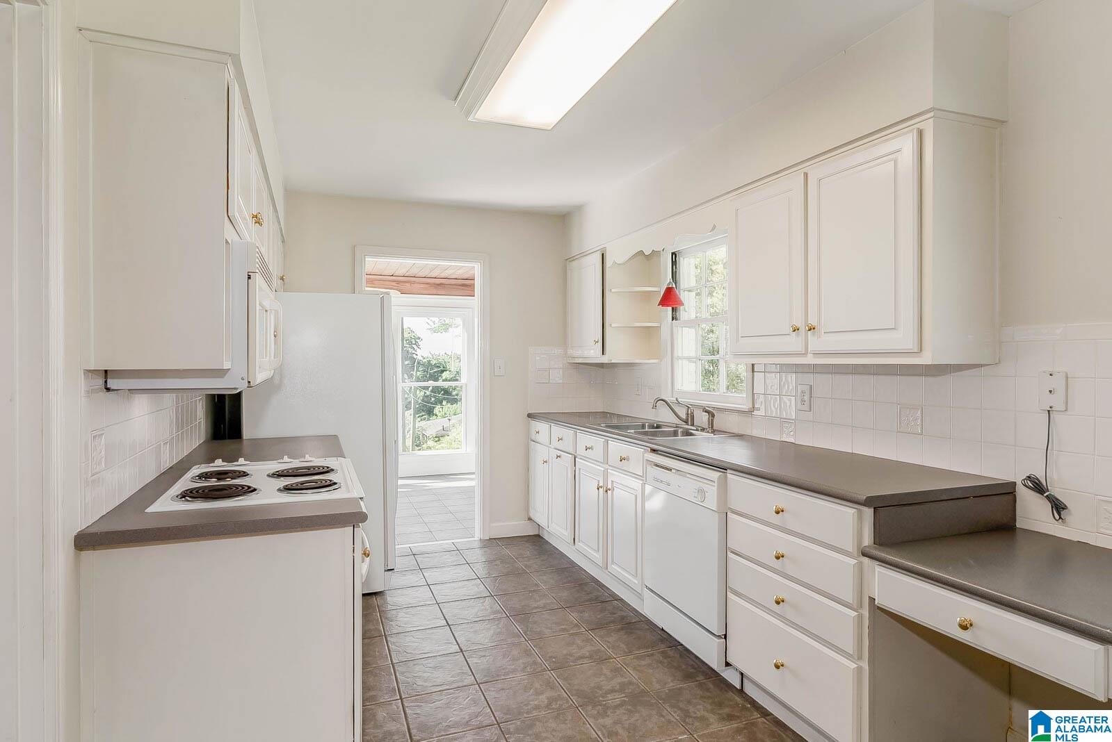 1929 Shades Crest Road Birmingham, AL 35216 - Photo 11 of 38
