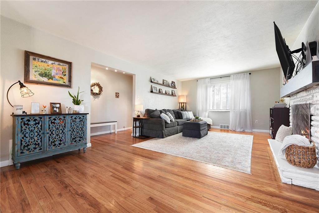 1704 Borland Road Pittsburgh, PA 15243 - Photo 3 of 25 Gallery Image 3