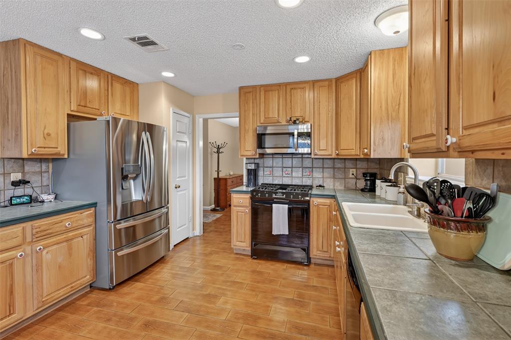 805 Fall Drive Allen, TX 75002 - Photo 11 of 21 Kitchen