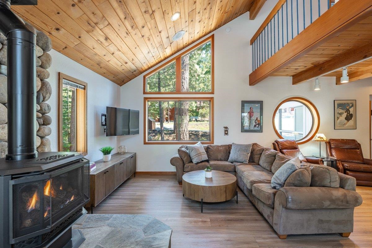 11917 Sitzmark Way Truckee, CA 96161 - Photo 4 of 26
