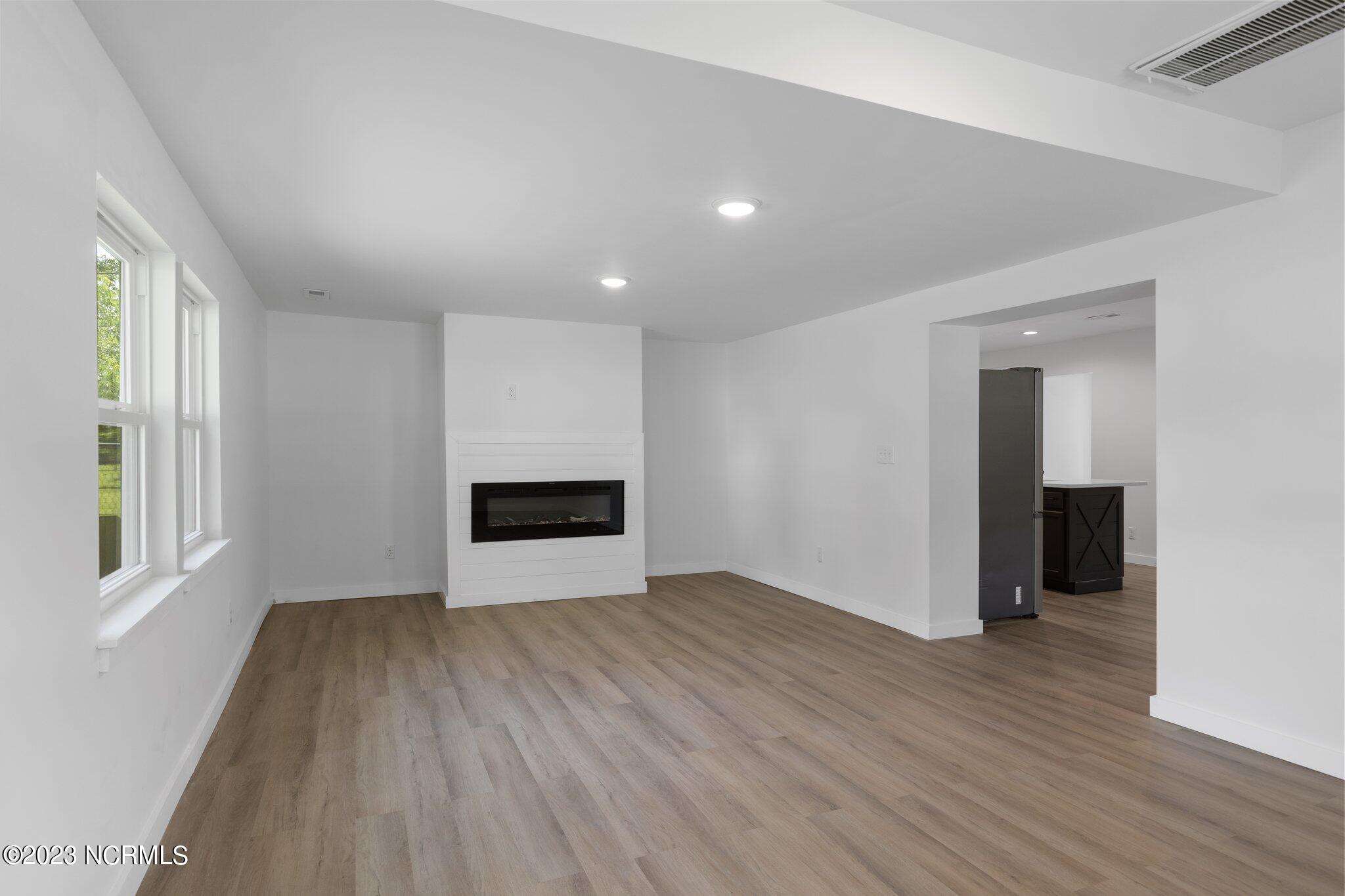 144 Shore Road Newport, NC 28570 - Photo 10 of 26 Living Room