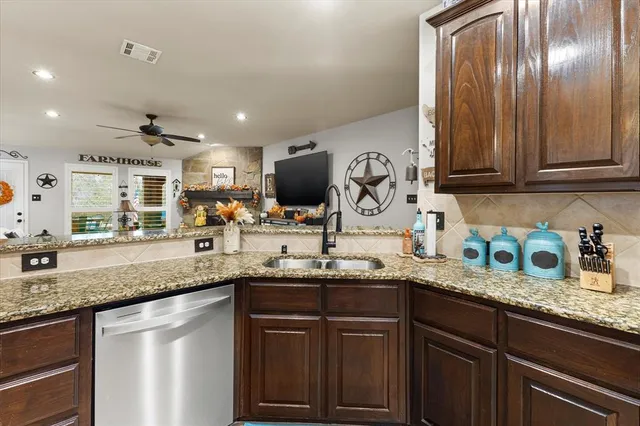 $525,000 | 1395 Waters Edge Drive, Rockwall, TX 75087