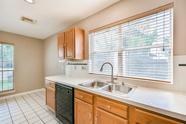 $2,700 | 4014 Ivywood Drive, Pearland, TX 77584