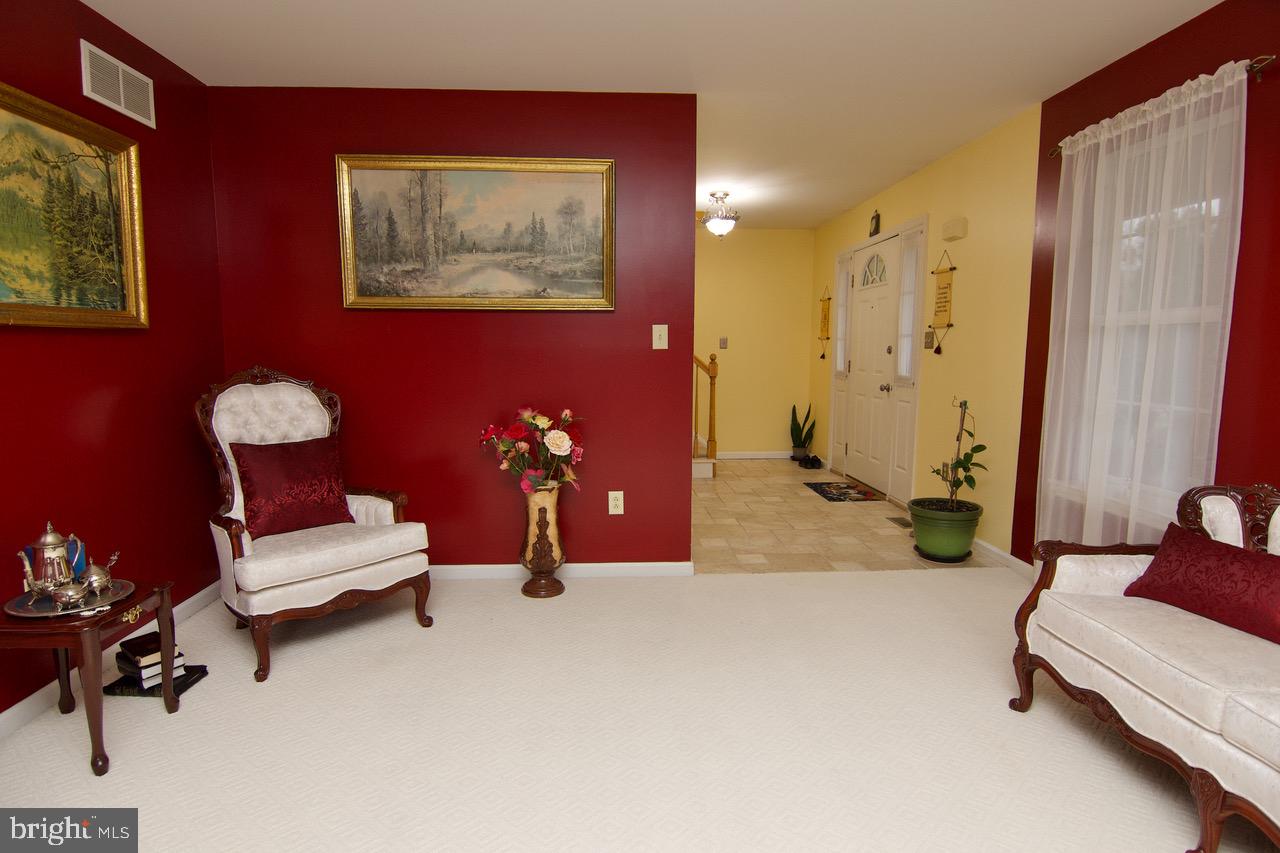 4421 Green Tree Road Reading, PA 19606 - Photo 3 of 28 Living Room