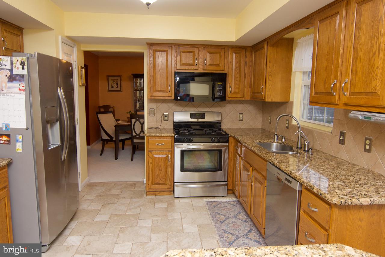 4421 Green Tree Road Reading, PA 19606 - Photo 6 of 28 Kitchen w/ Granite Counters
