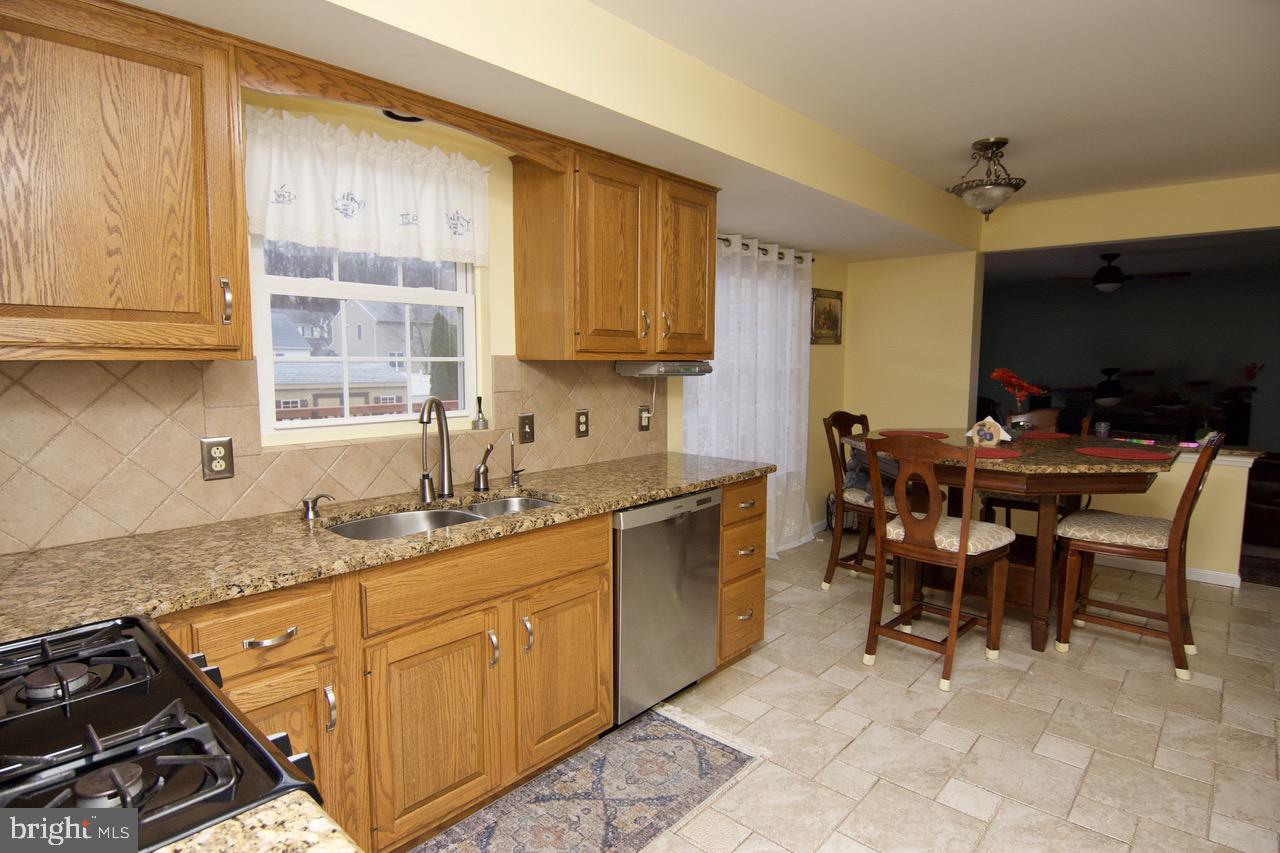 4421 Green Tree Road Reading, PA 19606 - Photo 9 of 28 Kitchen w/ Tile Floor & Backsplash