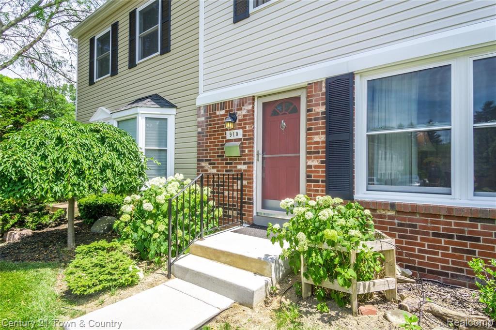 910 Little Hill Court Rochester Hills, MI 48307 - Photo 2 of 31
