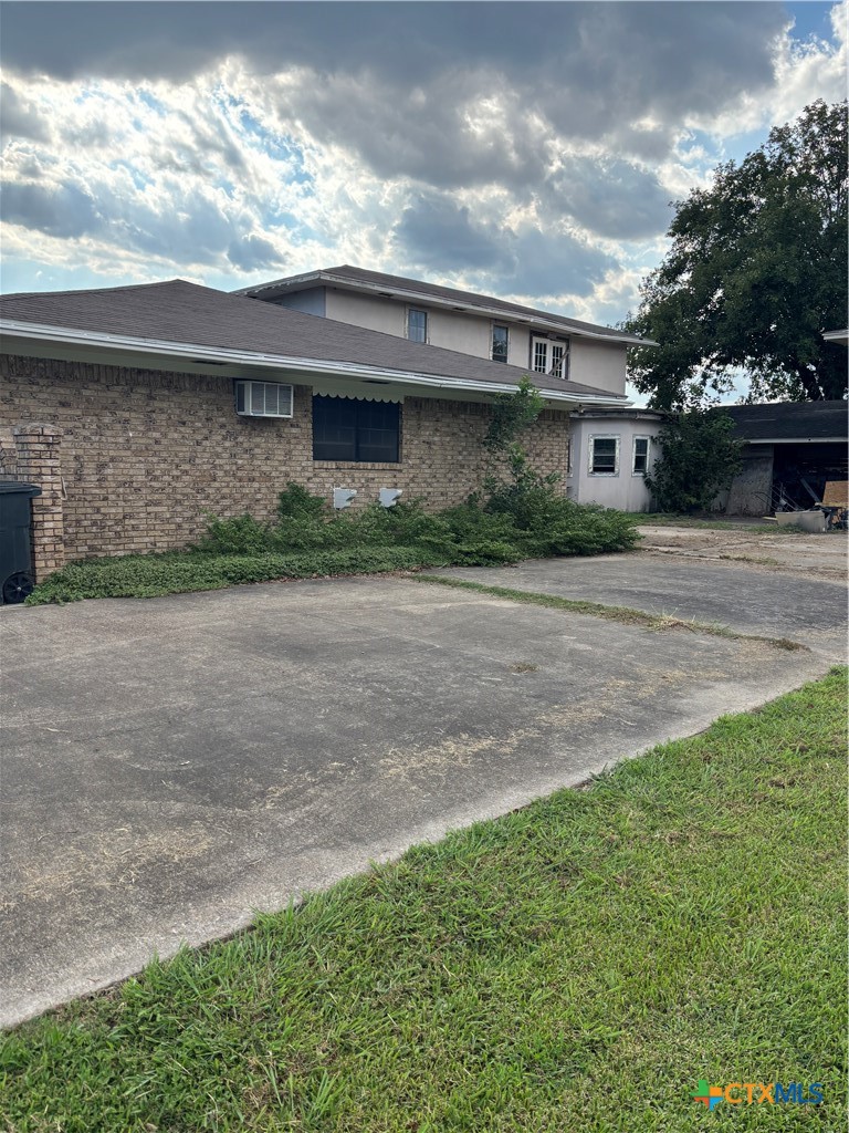 350 Grand Street Placedo, TX 77977 - Photo 4 of 15 a front view of house with yard