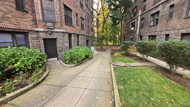 a view of a pathway with a house