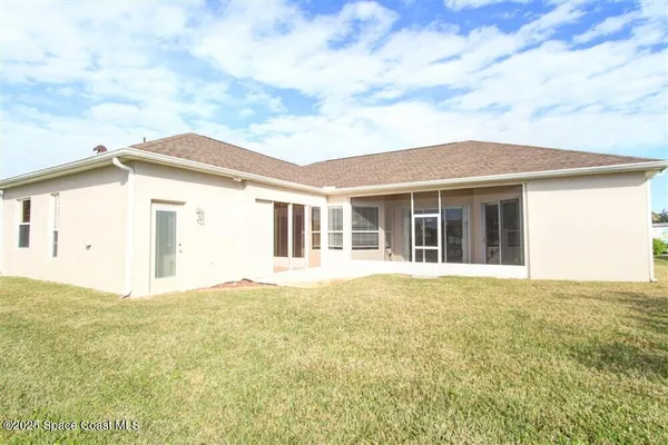 a view of a house with backyard and garden