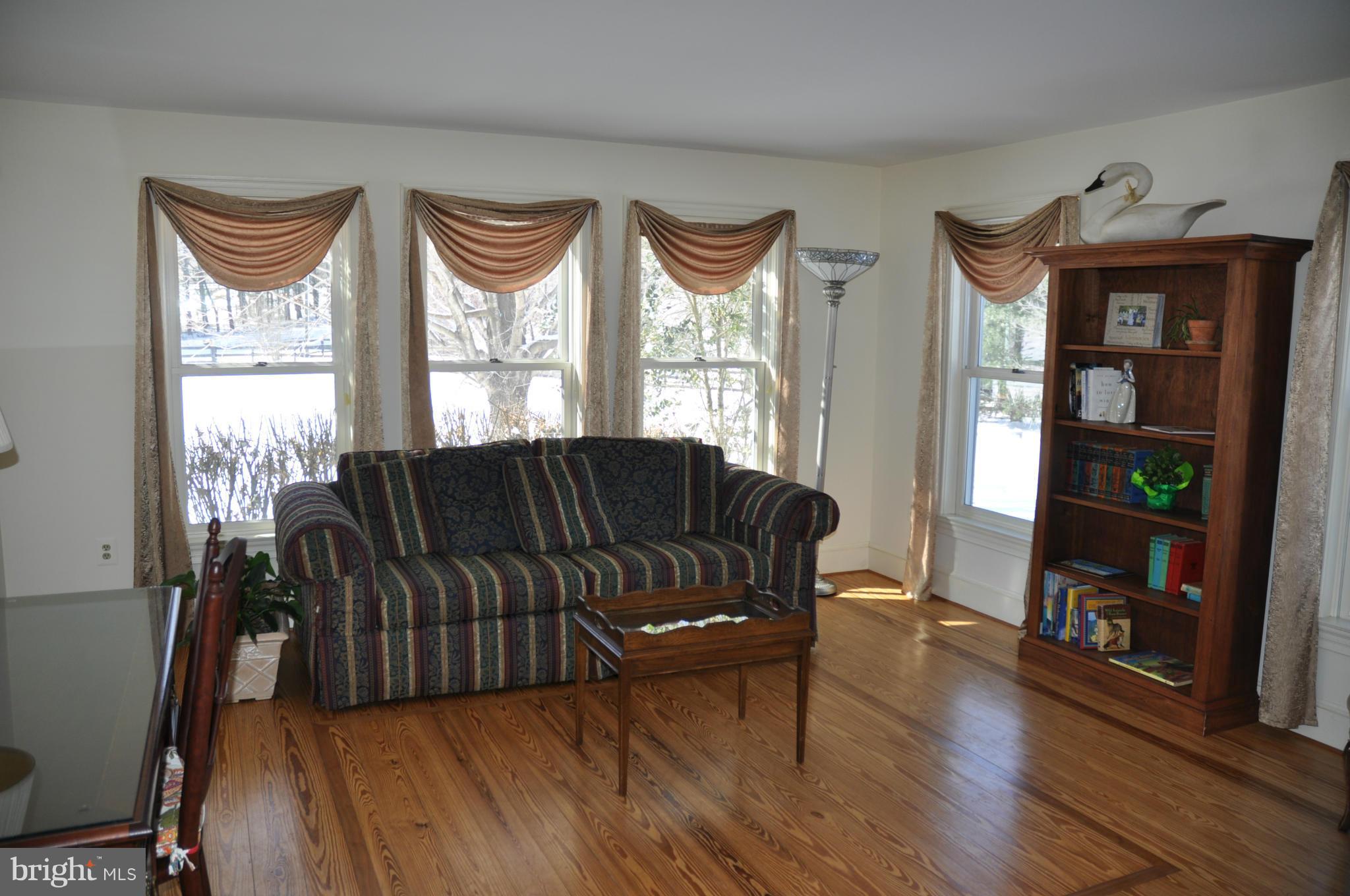 36764 North Fork Road Purcellville, VA 20132 - Photo 14 of 28 Living Room