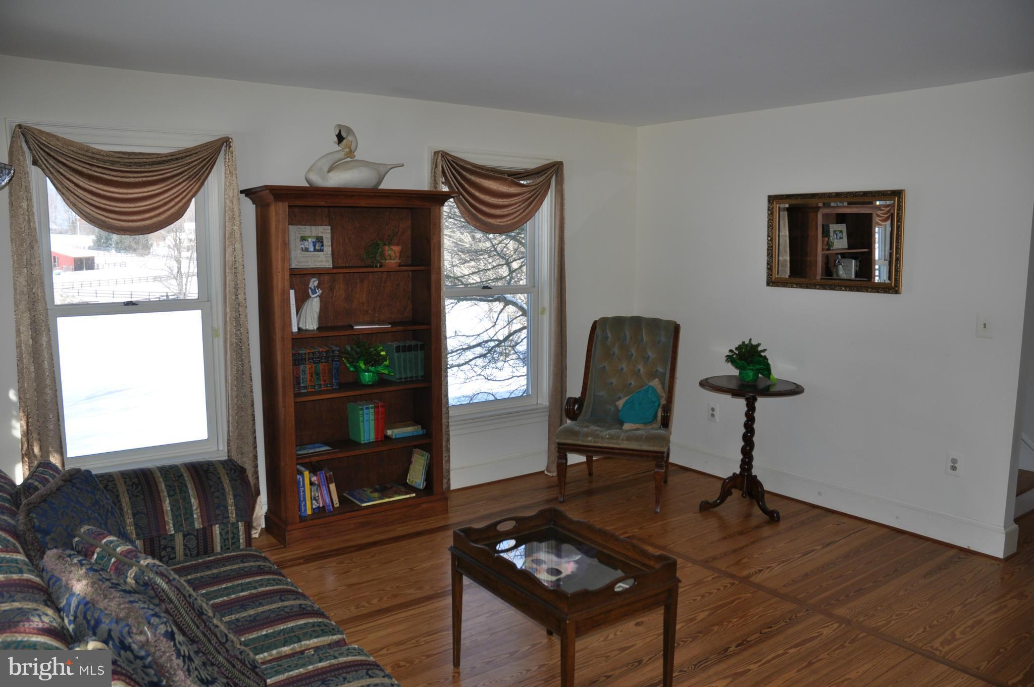 36764 North Fork Road Purcellville, VA 20132 - Photo 15 of 28 Living Room