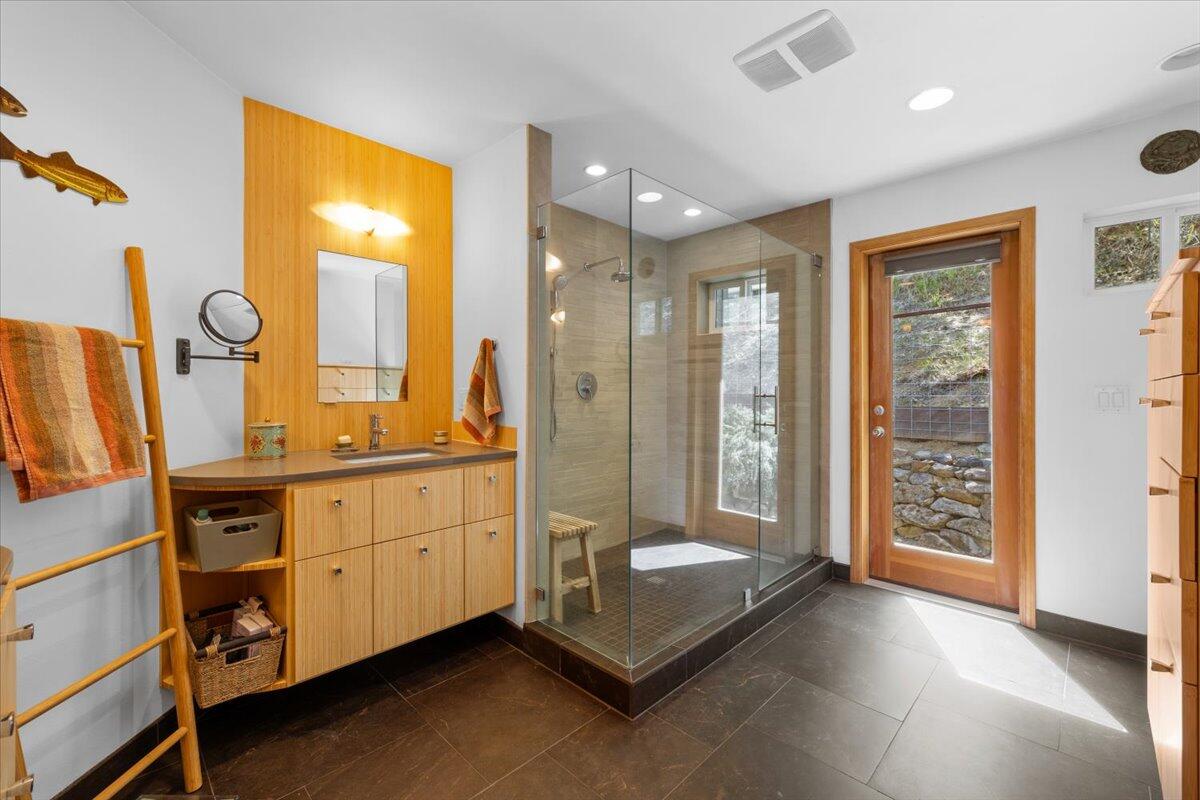 5229 Pioneer Road Medford, OR 97501 - Photo 34 of 62 Spacious primary bath.
