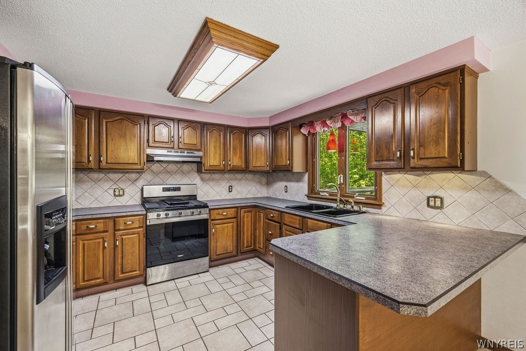 5788 Stone Road Lockport, NY 14094 - Photo 2 of 38 Spacious kitchen with breakfast bar