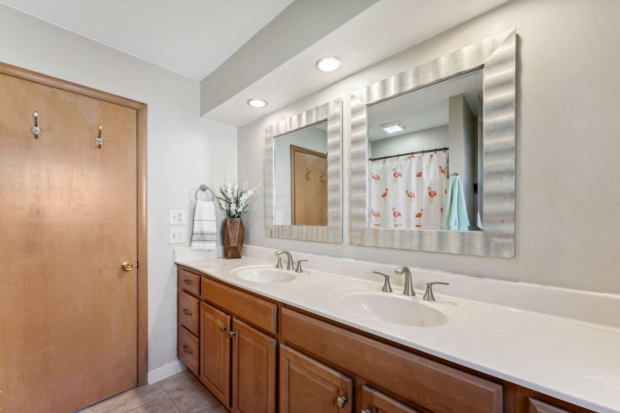 3996 Mountview Road Upper Arlington, OH 43220 - Photo 40 of 78 Hallway Bathroom