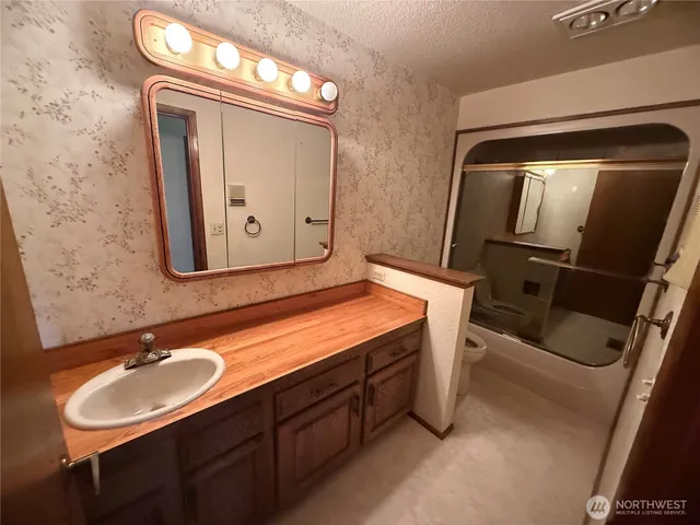 a view of empty room with windows