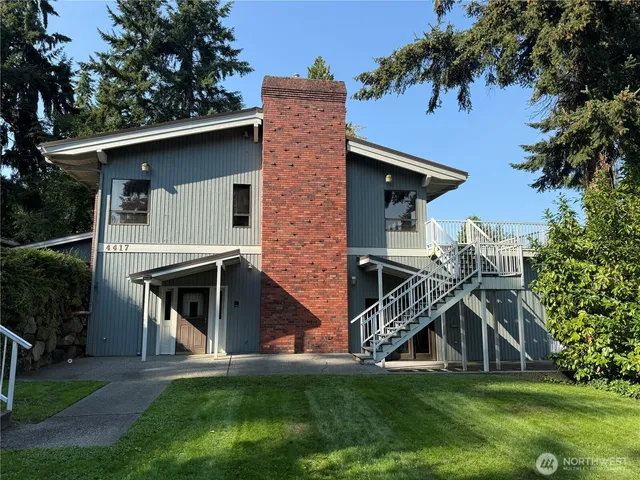 a view of a house with a yard