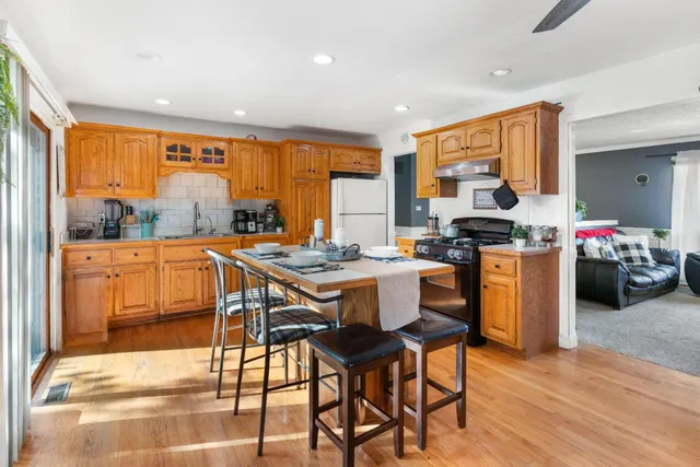 $275,000 | 31 Abbeywood Drive, Romeoville, IL 60446