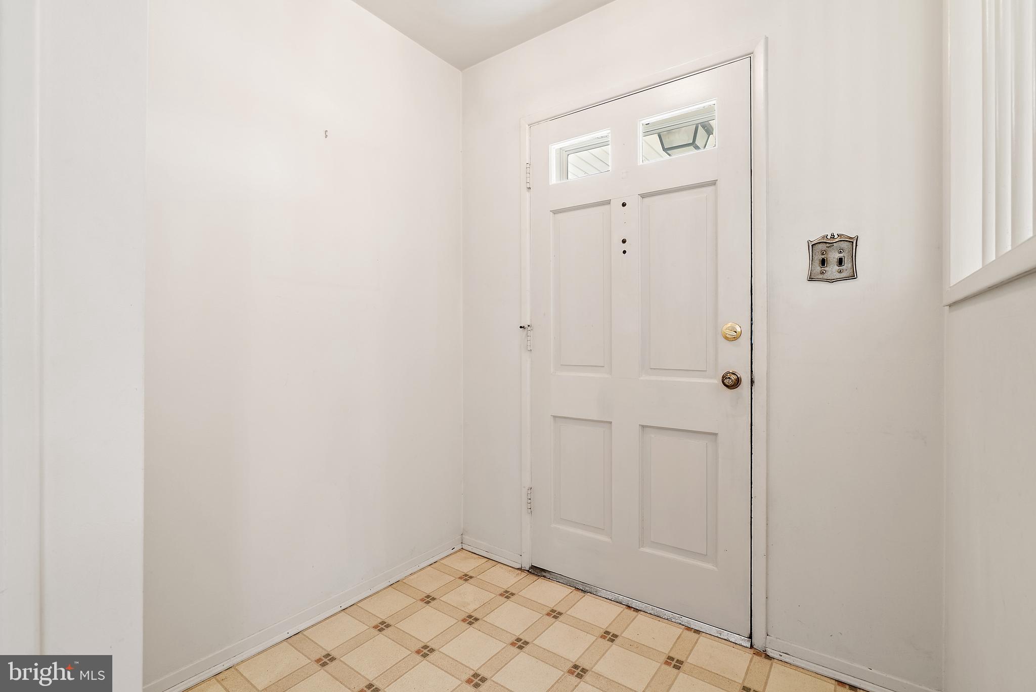 5323 Ravensworth Road Springfield, VA 22151 - Photo 7 of 32 Foyer