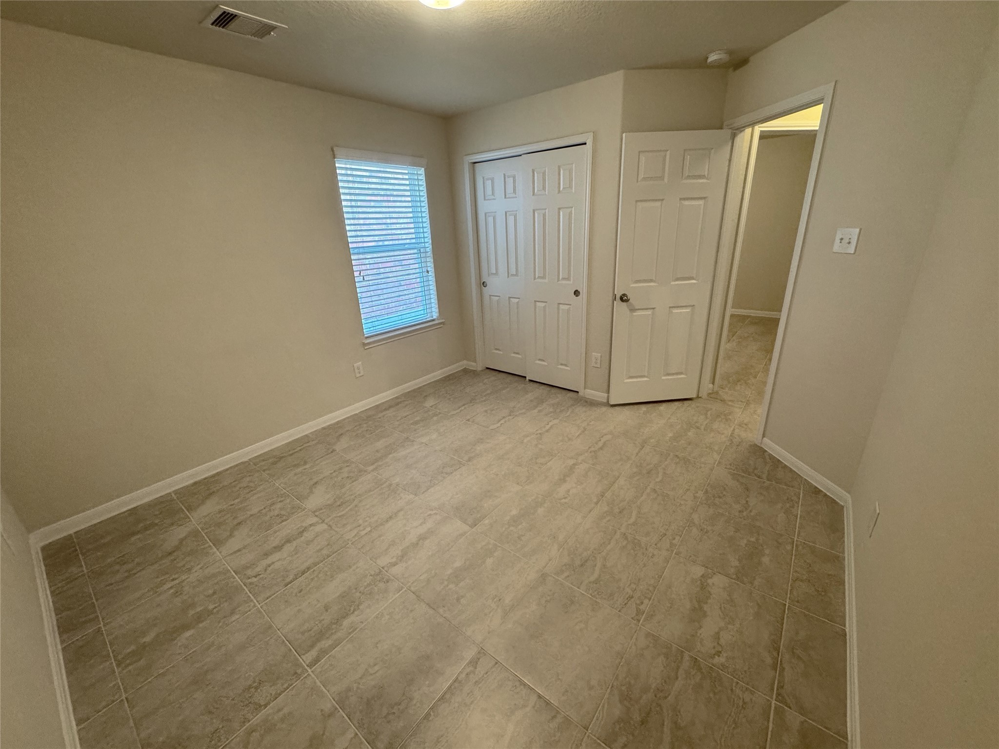 18323 Spruce Tree Line Trail Houston, TX 77084 - Photo 14 of 17 an empty room with windows