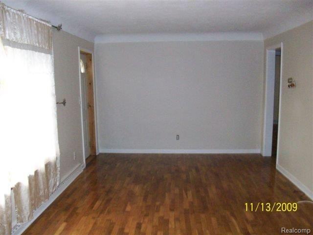 10034 Carpenter Road Flushing, MI 48433 - Photo 2 of 12 5 Living Room