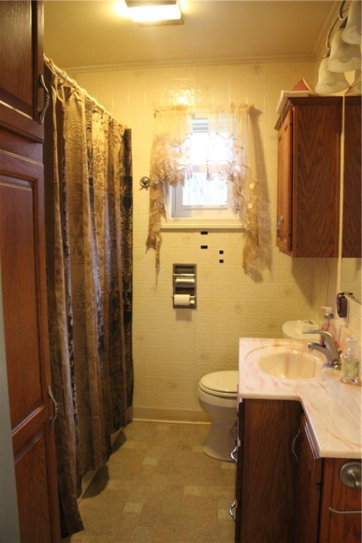 104 Compton Road Sewickley, PA 15143 - Photo 4 of 12 Main bath with plenty of linen storage!