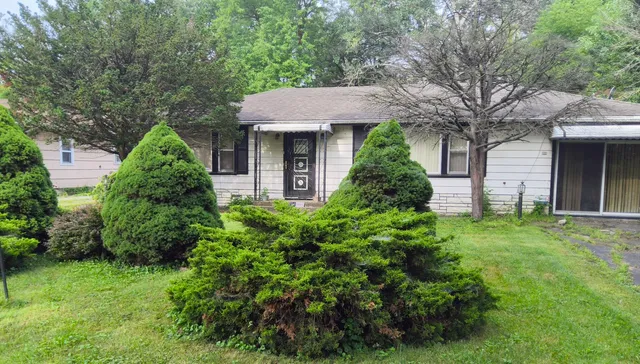 a view of a front of house with a yard