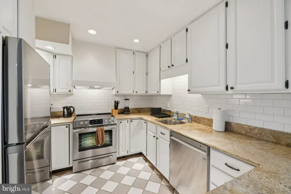 $995,000 | 10 Irving Court, Alexandria, VA 22314